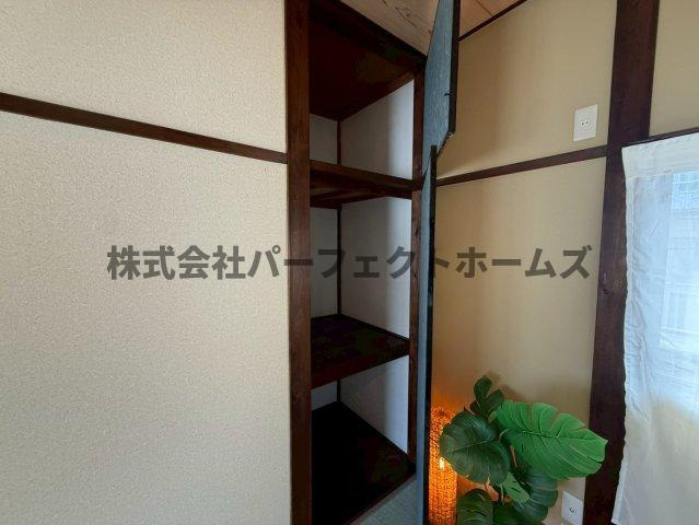 東倉治4丁目戸建　賃貸の内装|明るい色調の室内です