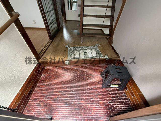東倉治4丁目戸建　賃貸の玄関|明るい玄関です