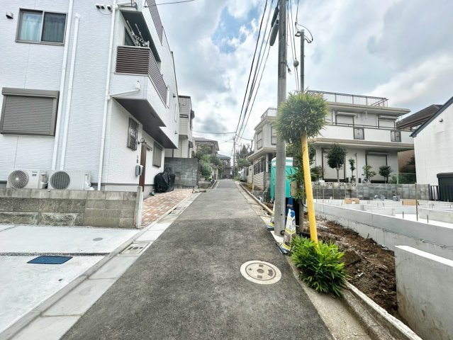 中野区白鷺3丁目 　新築戸建の前面道路含む現地写真|2026.07.24撮影

現地ご見学希望・資料請求などお気軽にお問い合わせ下さい！
03-5990-5201