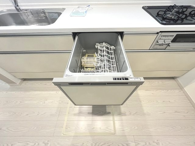 【キッチン】 | 福岡市南区鶴田2丁目7期　1号棟（全4区画）【仲介手数料無料・0円】 | 現地写真。食洗器が付いてます。
