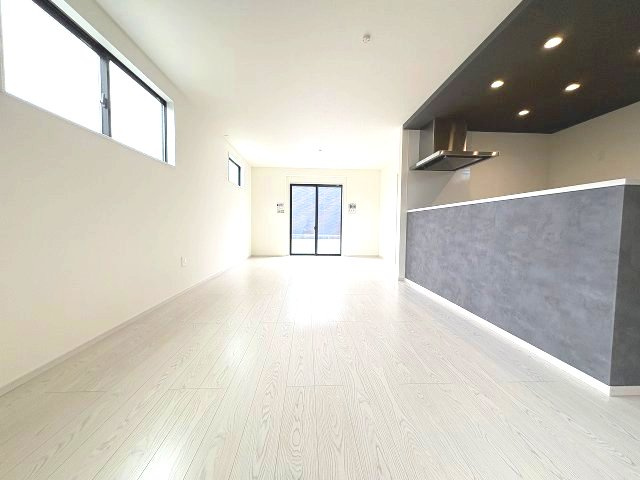 【内装】 | 福岡市南区鶴田2丁目7期　1号棟（全4区画）【仲介手数料無料・0円】 | 施工例。リビングです。施工例は完成時と異なる場合があります。