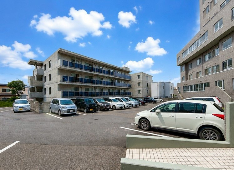 カルム月寒の駐車場