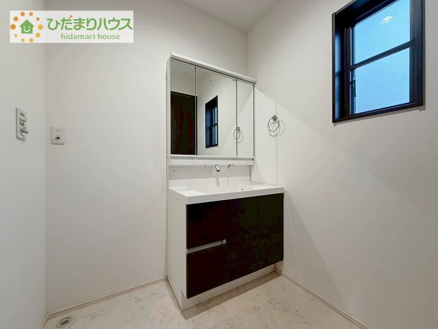 【独立洗面台】 | 結城市みどり町2丁目　中古戸建 | 三面鏡の大きな鏡は憧れます(^^♪鏡の後ろは収納となっていて、細かいものでも収納できるのでスッキリと整理できます！