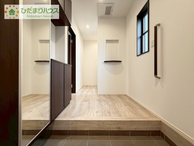 【玄関】 | 結城市みどり町2丁目　中古戸建 | 広い玄関スペースは姿見も設置されており、カードキー対応で防犯性・利便性も〇　
