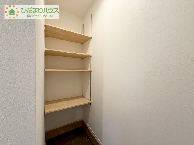 【収納】 | 結城市みどり町2丁目　中古戸建 | シューズクロークは、ベビーカー、ゴルフバッグなど大きな荷物を置けるので、いつでも玄関を綺麗に保てます。
