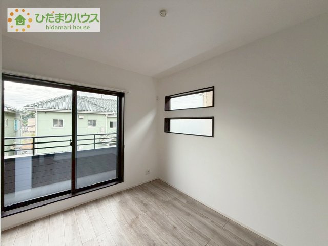 【寝室】 | 結城市みどり町2丁目　中古戸建 | バルコニーに面しており寝室、子供部屋として使いやすいサイズ感。採光・通風良好です。リフォーム済で非常にキレイです。