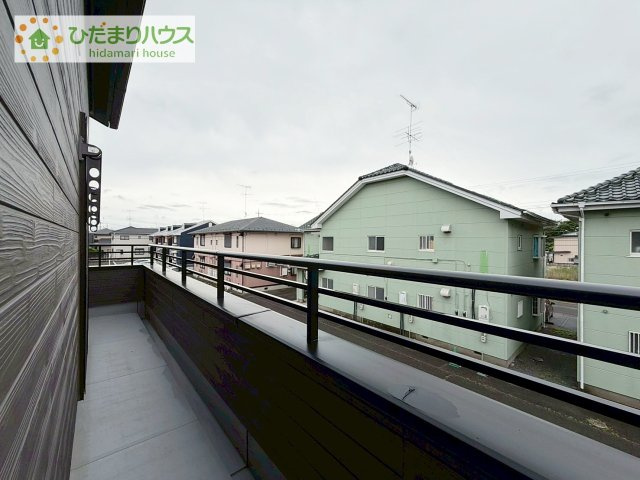 【バルコニー】 | 結城市みどり町2丁目　中古戸建 | ワイドなバルコニーで、ご家族全員のお洋服もらくらく干せます。（クリーニング予定）