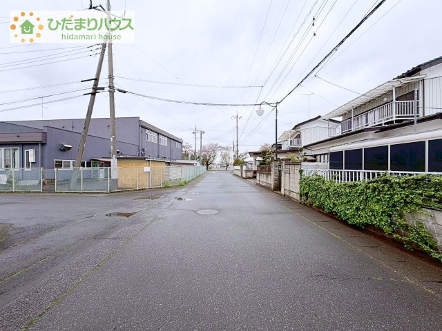 【前面道路含む現地写真】 | 結城市みどり町2丁目　中古戸建 | 前面道路6ｍ