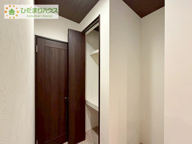 【収納】 | 結城市みどり町2丁目　中古戸建 | 通路のちょっとした収納はルンバや掃除機の置き場としても利用できます。