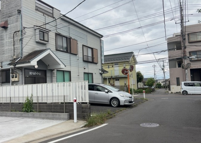 【外観】 | 現地に行くなら、物件の周囲の地形がどうなっているかを見ることも大切です。周辺より低くなっている土地では、大雨などで水が集まりやすいため、地盤が弱くなっているということも考えられるため、注意が必要です。