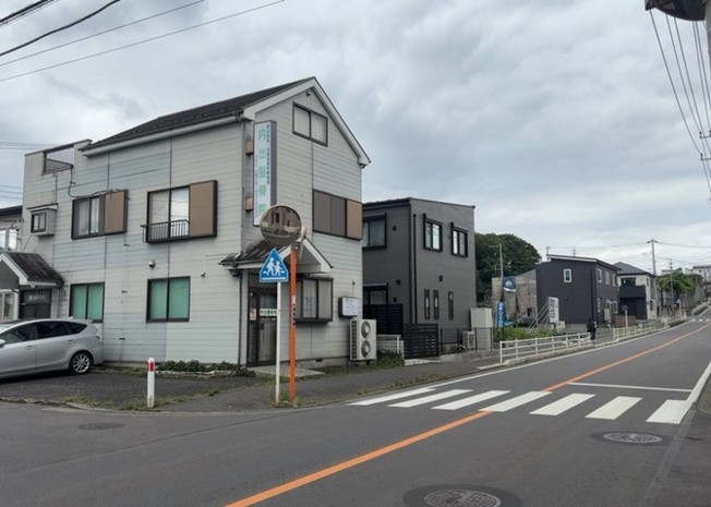 【外観】 | 人が暮らすうえで日光は大切な要素となります。日当たりの良さは譲れないポイントですね。併せて近くに大きな建築物の建築予定がないか、あるいはそれが可能な土地が近くにないか事前に確認することもお勧めします。