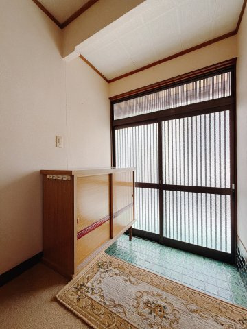 【中古戸建】高崎市城山町2丁目の玄関|■玄関｜ご家族の靴がたくさんしまえる下駄箱付き。お子様の靴がこれから増えても安心な大きさです。