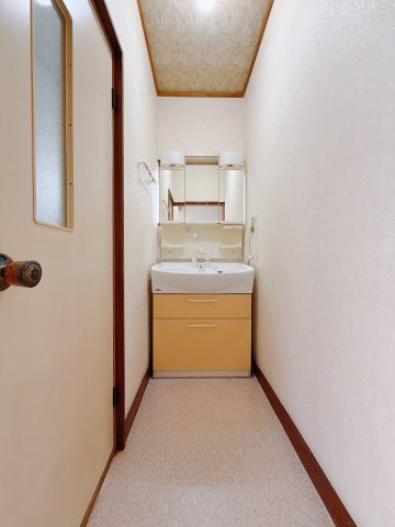 【中古戸建】高崎市城山町2丁目の独立洗面台|■洗面室｜大きな鏡で朝の身支度もラクラク♪毎日の忙しい準備が楽しくなる洗面所です(^^♪