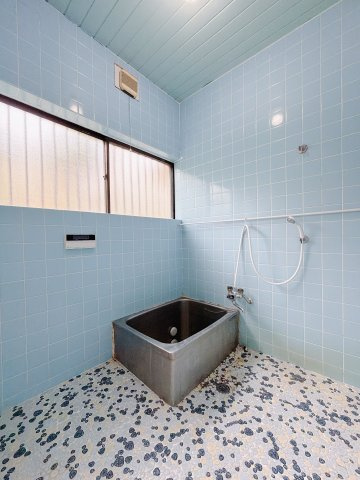 【中古戸建】高崎市城山町2丁目の浴室|■浴室｜ゆったりとしたバスタイムをぜひお過ごしください(*＾＾*)大きな窓付きで嬉しい♪