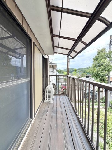 【中古戸建】高崎市城山町2丁目のバルコニー|■バルコニー｜あたたかな陽のひかりを浴びることのできるバルコニー。お洗濯物やお布団を干せば、家族みんなが気持ちよく暮らすことができます(*^^*)