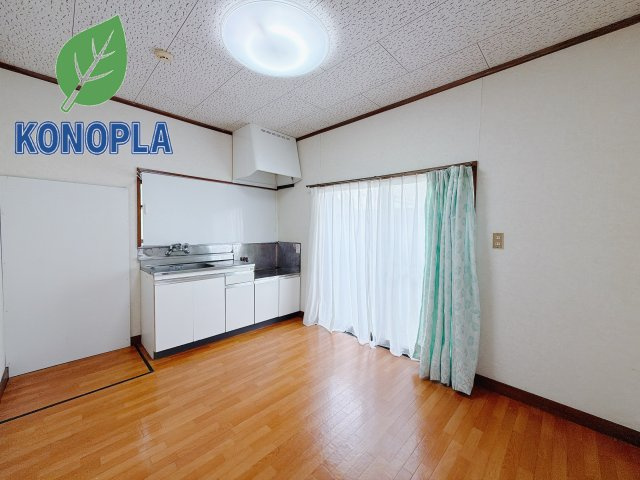 【中古戸建】高崎市城山町2丁目のキッチン|■リビング｜窓がたくさんあるので換気もOKです＾＾