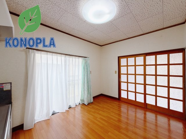 【中古戸建】高崎市城山町2丁目の居間・リビング|■リビング｜時の流れと共に陽射しは装いを変え空間に新たな彩りを与えます。一日中家に居ても飽きることなく過ごすことができる素敵な空間です♪