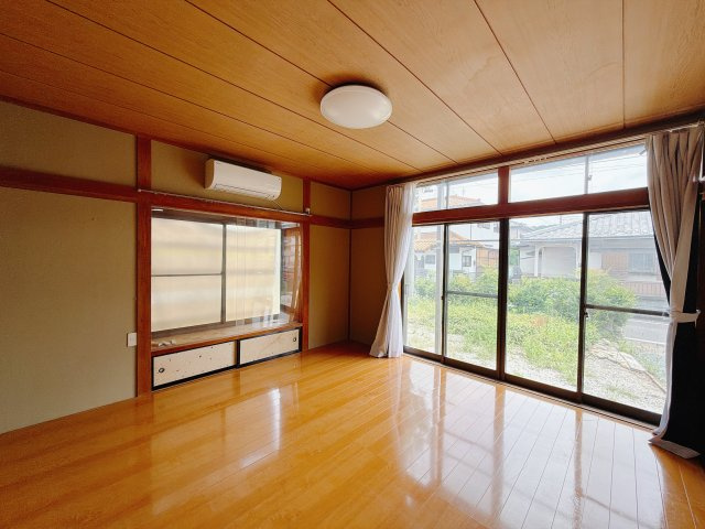 【中古戸建】高崎市城山町2丁目の洋室|■1階洋室｜リビングの横に洋室をご用意しております♪大きな窓付きで日当たり良好です♪