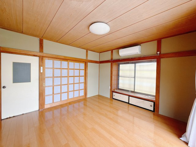 【中古戸建】高崎市城山町2丁目の洋室|■1階洋室｜フローリングなので、お掃除がしやすいです♪大きな収納もあって嬉しい！