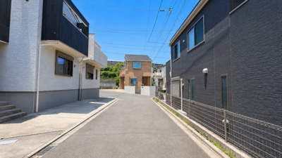 【前面道路含む現地写真】 | ◆高津区東野川2丁目　中古戸建◆ | ◆住宅ローンのご相談や周辺環境のご案内も含め、ローンに詳しい、地元に詳しいスタッフがお出迎えさせていただきます。お気軽にご相談ください。