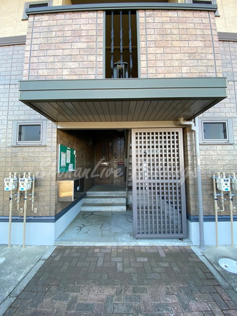 藤沢市亀井野のアパートのエントランス