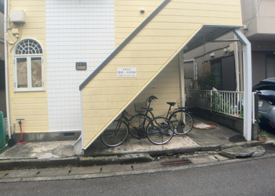 【外観】 | ルネコスモ | 外観はマンション管理がされているかの目安になります。築年数が古いと、壁面は劣化してひび割れが生じることも！建物が古びていても細かいところが修繕されていると、きちんと管理されているなぁと感じるでしょう。