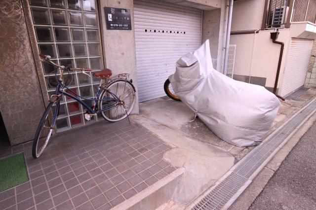 ラムール西舞子のエントランス