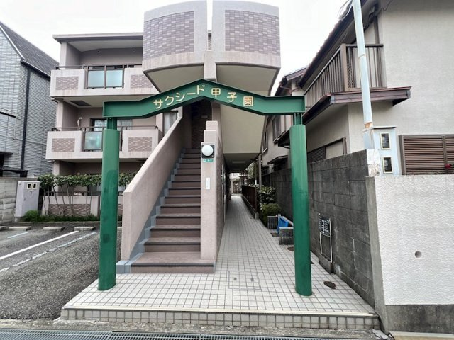 サクシード甲子園のエントランス