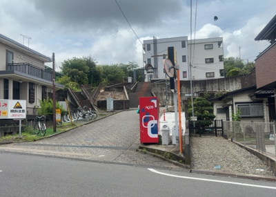 【外観】 | ウィンコーポ北野 | 現地に行くなら、物件の周囲の地形がどうなっているかを見ることも大切です。周辺より低くなっている土地では、大雨などで水が集まりやすいため、地盤が弱くなっているということも考えられるため、注意が必要です。