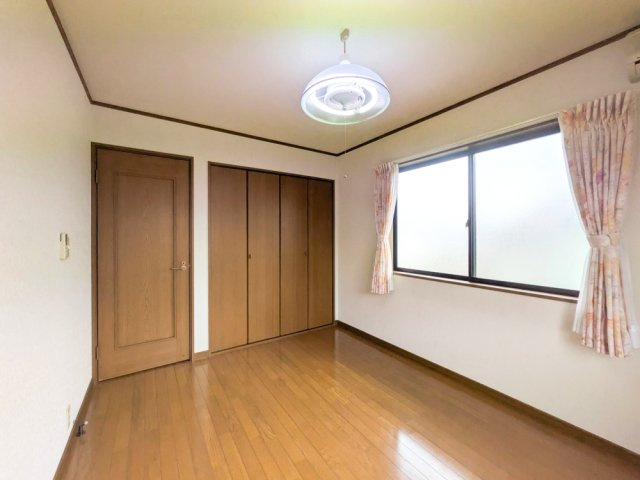 西山二丁目戸建の洋室|きれいな洋室です
