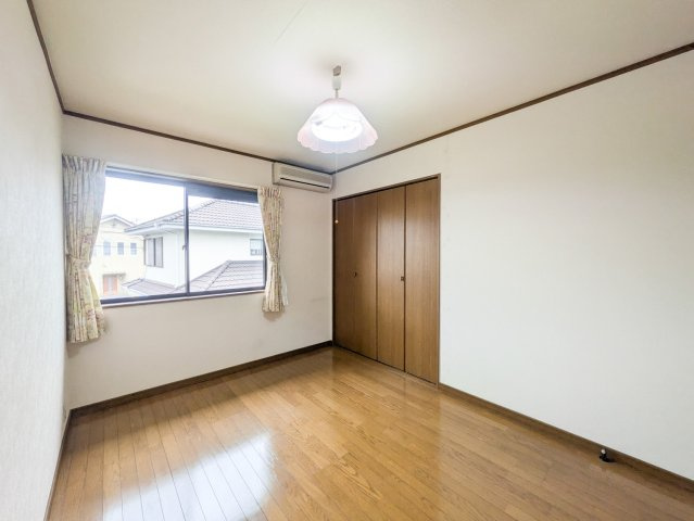 西山二丁目戸建の洋室