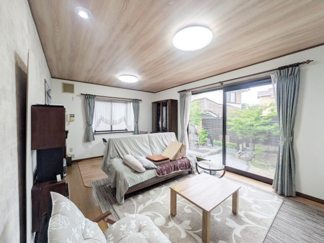 西山二丁目戸建の居間・リビング