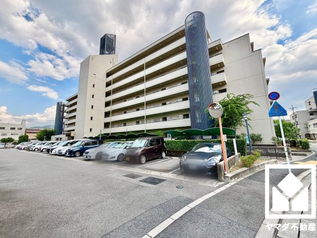 ユニ宇治マンション２号館の外観