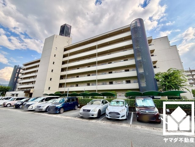 ユニ宇治マンション２号館の外観