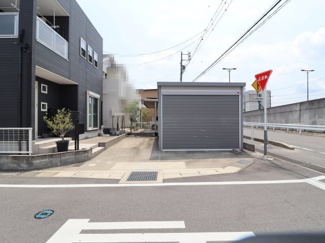 【駐車場】 | 岡崎市大門5丁目　戸建 | ※常時2台駐車可（ガレージ+駐車スペース）