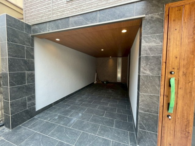 【駐車場】 | 【弊社売主物件】北中振リノベ戸建 | タイル等を使用し、駐車スペースも一新。
もはや中古感はございません。