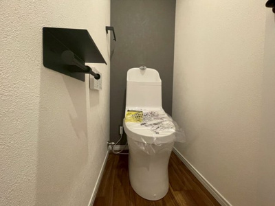 【トイレ】 | 【弊社売主物件】北中振リノベ戸建 | トイレ全体の空間を考慮し、リノベーション致しました。
落ち着いたデザイン、もちろんトイレも新調済み。