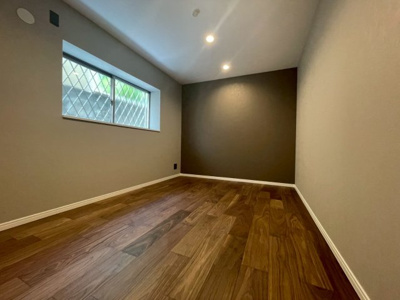 【洋室】 | 【弊社売主物件】北中振リノベ戸建 | オシャレな約6帖の主寝室