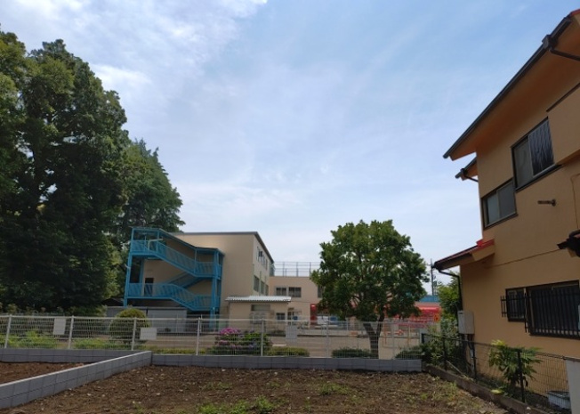 【バルコニー】 | バルコニーは、室外の専用スペースのうち、「屋根がなく開放された空間」であるものを指します。ベランダより広いタイプのものが多く、日当たりもよいため家庭菜園などを楽しみたい人にとって適した環境となります。