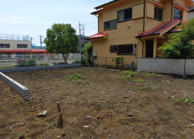 【外観】 | 現地に行くなら、物件の周囲の地形がどうなっているかを見ることも大切です。周辺より低くなっている土地では、大雨などで水が集まりやすいため、地盤が弱くなっているということも考えられるため、注意が必要です。