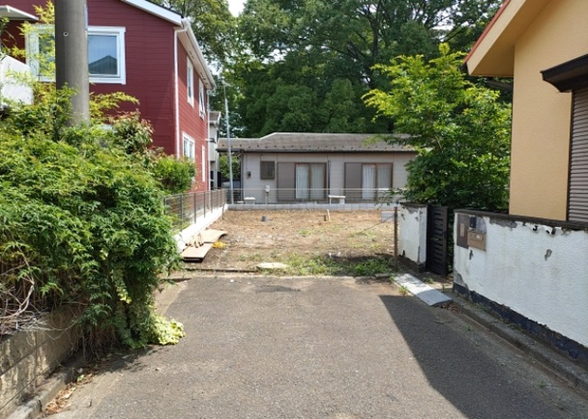 【前面道路含む現地写真】 | 道幅が狭い場所は比較的土地の値段が低いことが多く、また交通量が少ないため騒音が少なく静かな環境で過ごせます。また、小さいお子様がいるご家庭も安心です。一方で車の駐車が難しいというデメリットもあります。