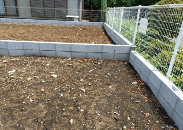 【庭】 | 庭のある家に住むことのメリットとして、子どもたちの遊び場を確保できること、ガーデニングや家庭菜園を楽しめること、明るさを確保できることがあります。また、配置を工夫することでプライバシーが確保できます。
