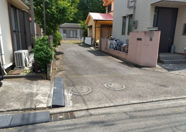 【前面道路含む現地写真】 | 住宅用の土地では前面道路に2m以上接していなければならないと法律で定められています。しかし、お持ちの車のサイズやライフスタイルなどにより、2mでは利便が悪い場合もございますので、事前に確認しましょう。