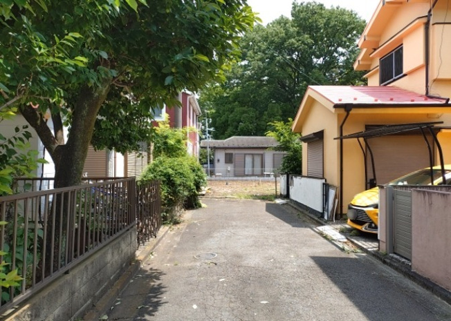 【前面道路含む現地写真】 | お持ちの車種によっては前面道路が広い方が便利でしょう。しかし、前面道路が広ければその分交通量が多くなるため、騒音などが気になる場合があります。実際に現地を見学し、周辺交通量や騒音などを確認しましょう！