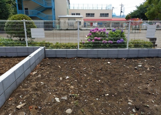 【庭】 | 庭があることでガーデニングや家庭菜園はもちろん、こどもの遊び場やペットを放して遊ぶことができます。また、家の周囲に余裕があるということです。隣地との間があれば、十分な日当たりと、風通しが確保できます。