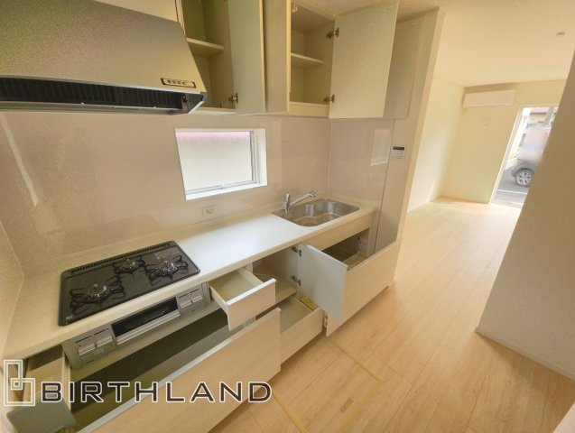 新築戸建・新築建売　白河市明戸第4　白河第三小・白河中央中のキッチン|収納も多く3口コンロ+グリルで同時に複数お料理ができ効率よく進められます！