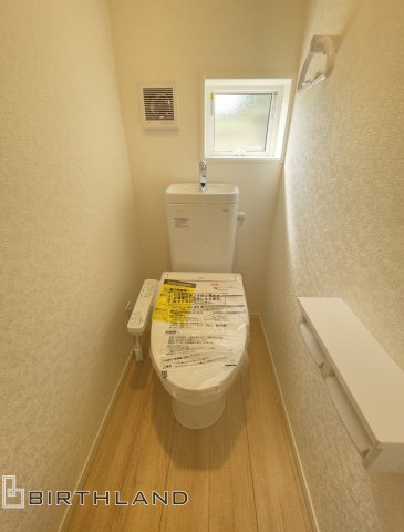 新築戸建・新築建売　白河市明戸第4　白河第三小・白河中央中のトイレ|白を基調としており小窓で換気ができるので清潔感のある空間。ペーパーホルダーが2つあるのも便利です！