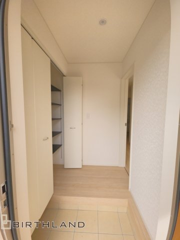 新築戸建・新築建売　白河市明戸第4　白河第三小・白河中央中の玄関|大容量のシューズボックスがあり収納豊富な玄関スペース。玄関ドアから日差しが入り明るいです！
