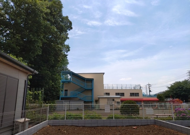 【バルコニー】 | バルコニーは、室外の専用スペースのうち、「屋根がなく開放された空間」であるものを指します。ベランダより広いタイプのものが多く、日当たりもよいため家庭菜園などを楽しみたい人にとって適した環境となります。