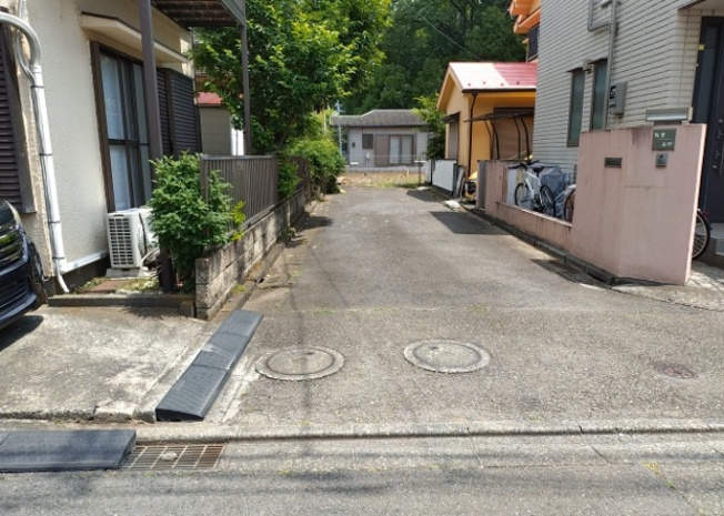 【前面道路含む現地写真】 | 住宅用の土地では前面道路に2m以上接していなければならないと法律で定められています。しかし、お持ちの車のサイズやライフスタイルなどにより、2mでは利便が悪い場合もございますので、事前に確認しましょう。